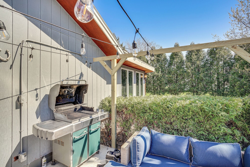 9 Mi to Shore: Home w/ Hot Tub in Howards Grove!