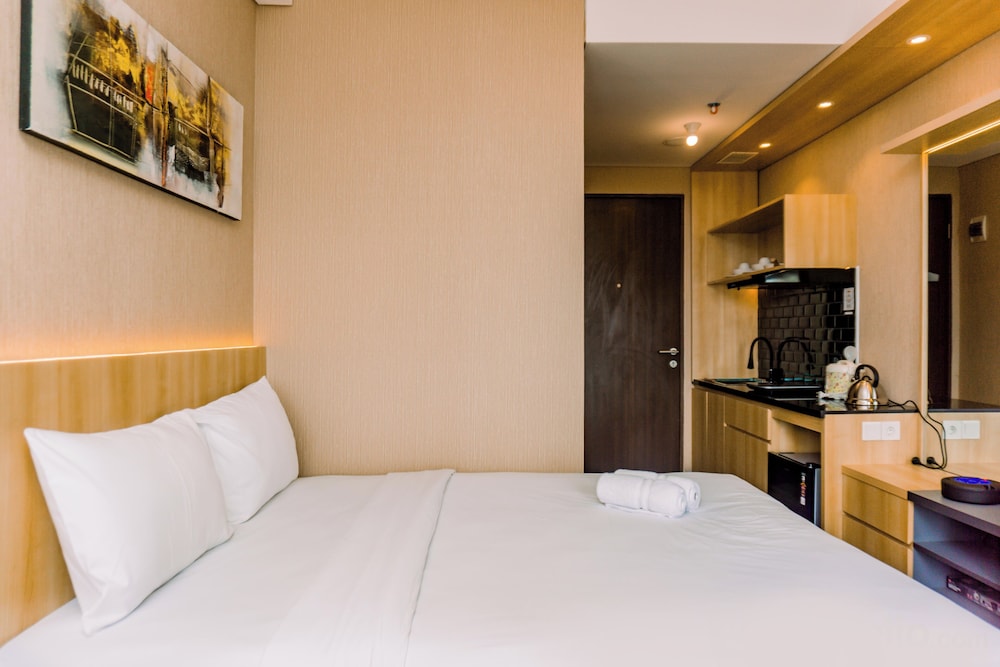 Comfort And High Floor Studio Room At Transpark Bintaro Apartment