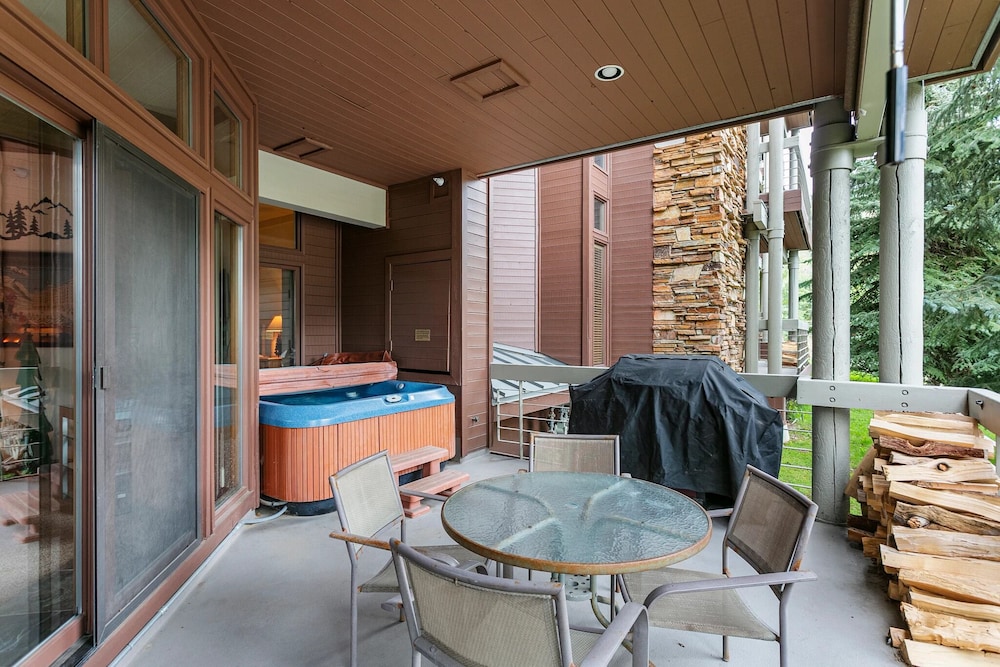 Powder Run at Deer Valley Resort - Two Bedroom Condo with Hot Tub #A12 2 Condo