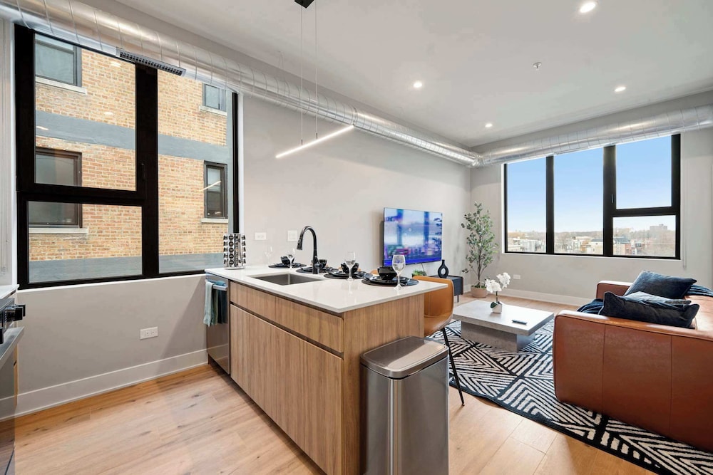 Edgewater Gem Stylish 2BR Apartment Near Lake