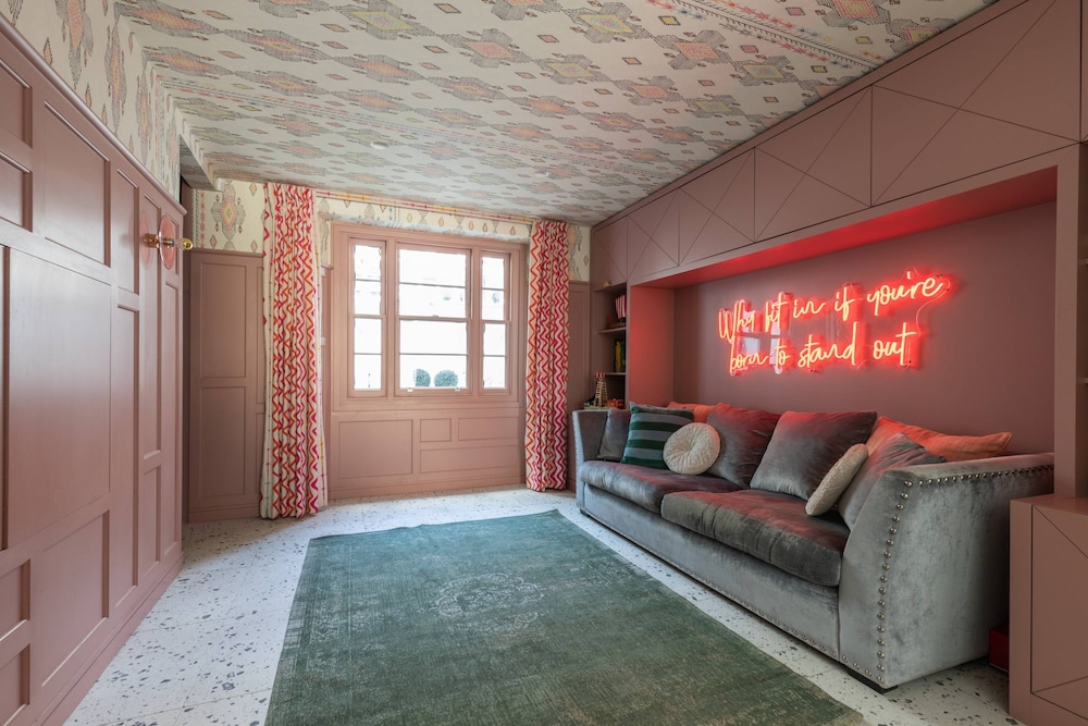Westbourne Park Road XVI by Onefinestay