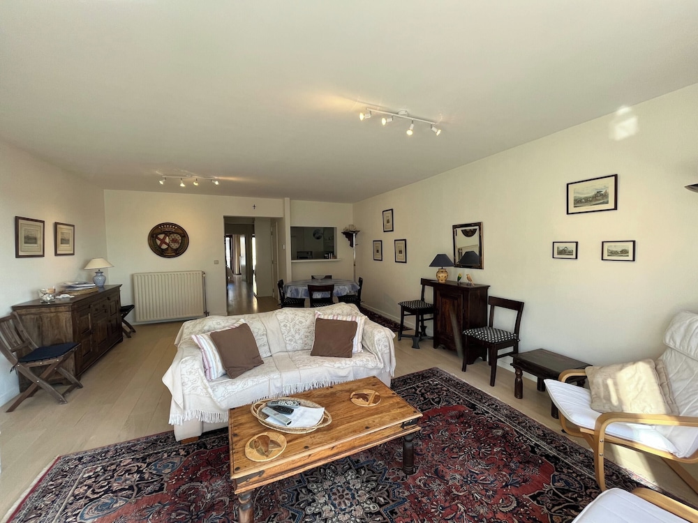 Cozy 4th Floor Apartment