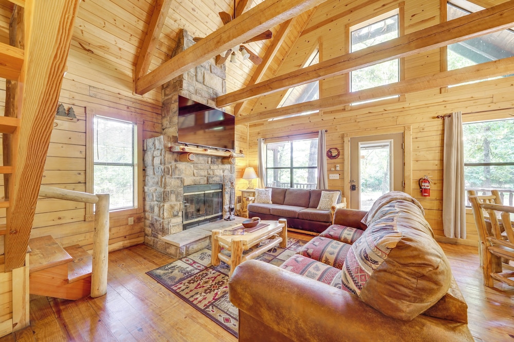 3 Mi to State Park & Lake: Broken Bow Cabin!