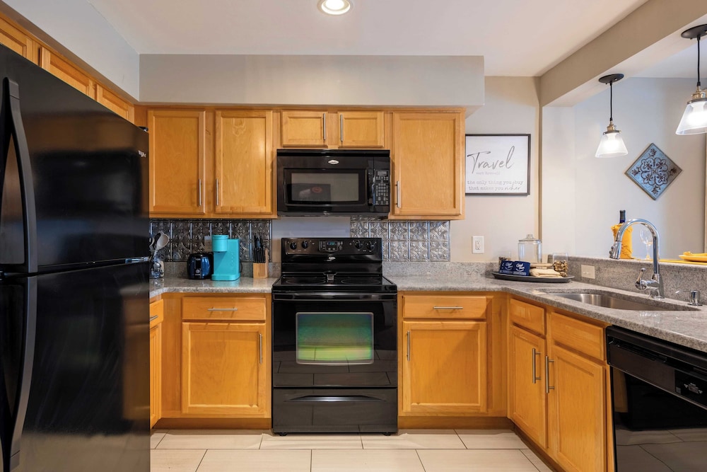 Cumberland River Views, Walk to Broadway, Downtown & Stadium Rockin' Riverfront