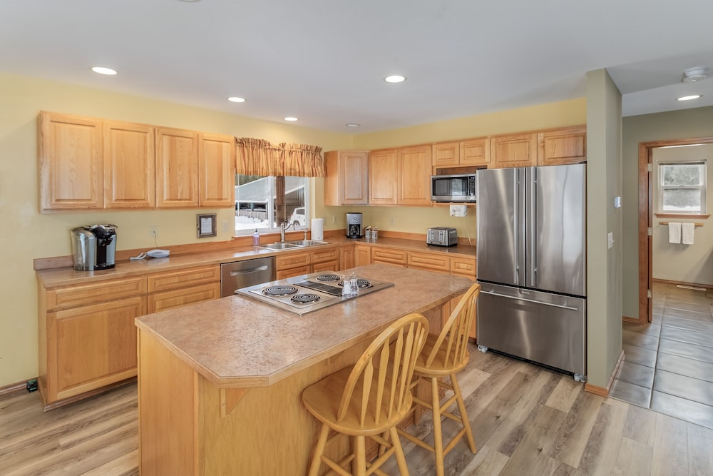 Farmhouse In Plain 2 Bedroom Home by NW Comfy Cabins by RedAwning view 3