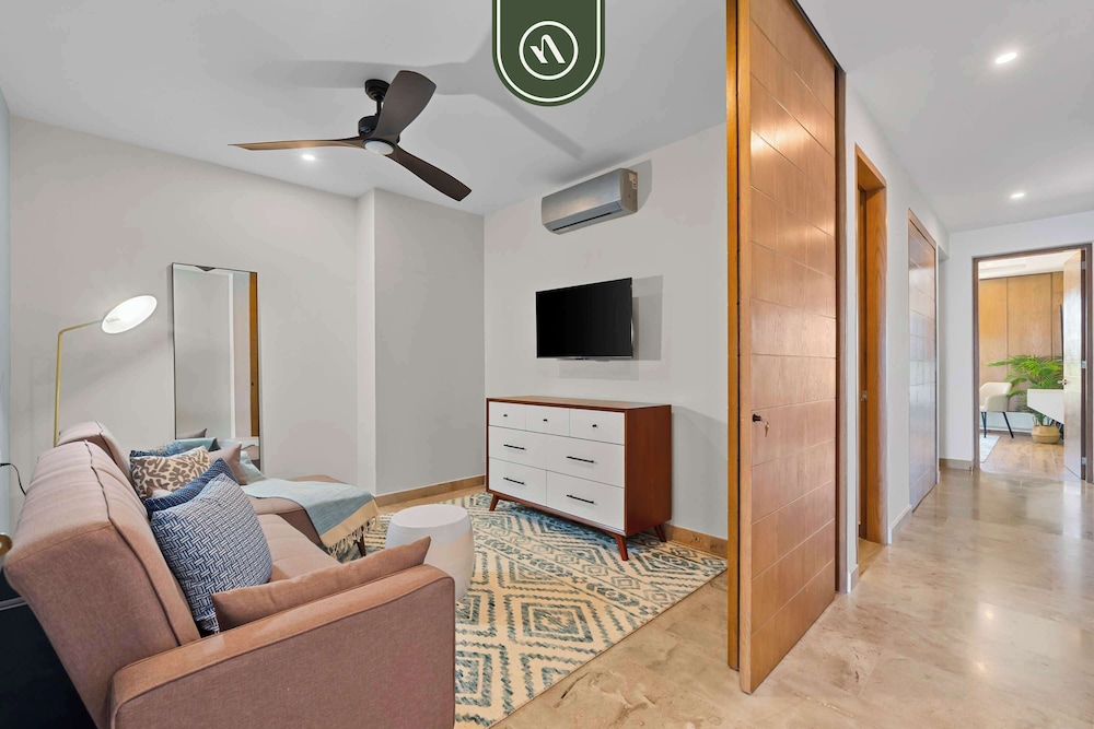 New Stylish 1 BR Condo - Ocean Views - Flex Room