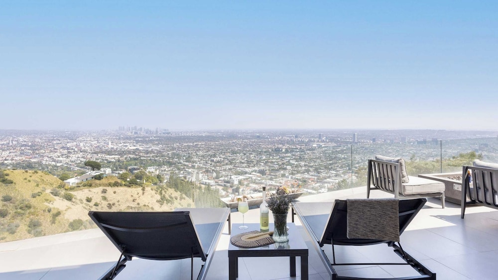 Hollywood Overlook by Avantstay Private Pool + Hot Tub Panoramic Views