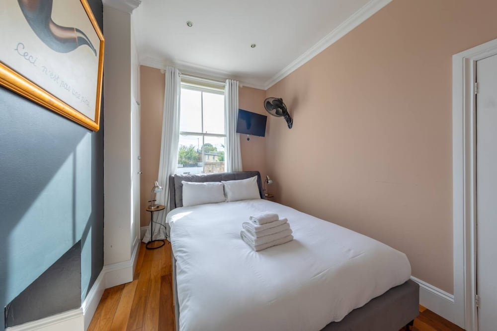 Stylish 2 Bedroom Home in Islington With Garden