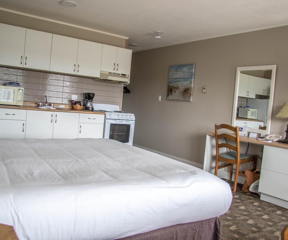 The Cedarwood Inn & Suites