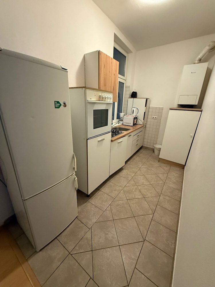 2BR Plus LR Apartment Sleeps 6 Central