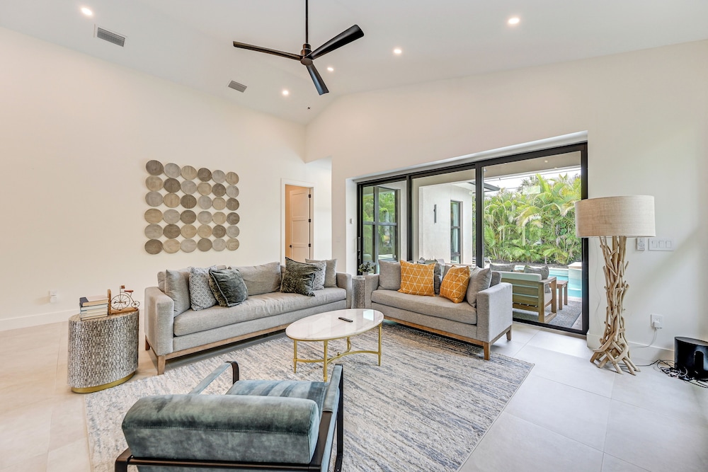 Luxe Outdoor Living: Naples Getaway 2 Mi to Beach!
