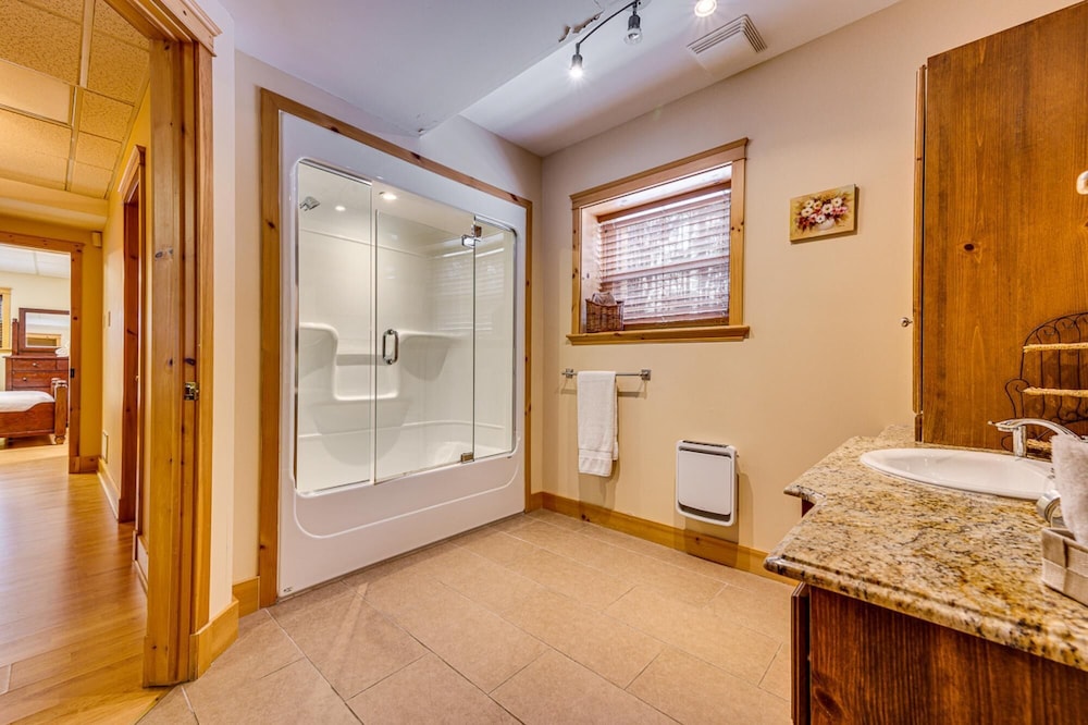 Grand Duc 74 - Gorgeous log Cottage With Private hot tub Heated Pool and Sauna