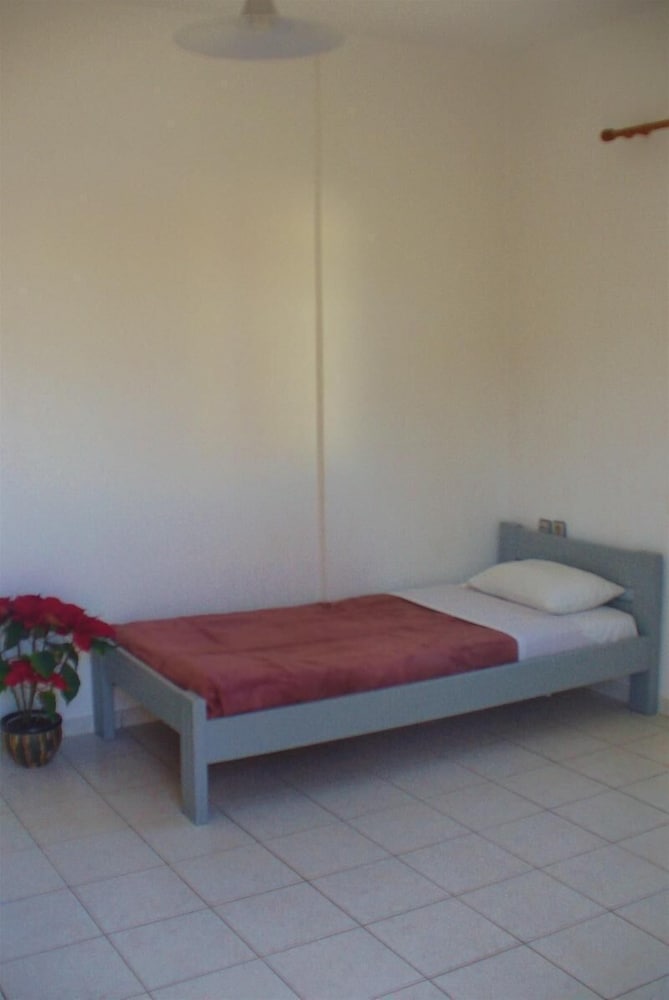 7 Days Studios & Apts