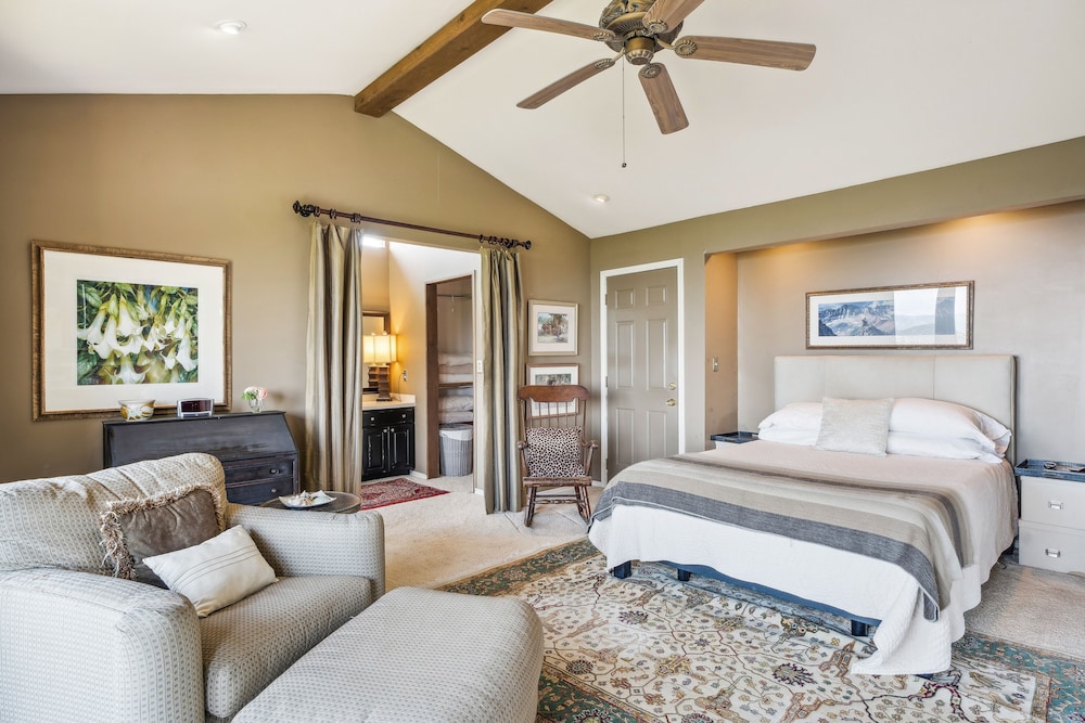 Pipe Creek Escape w/ Screened-in Porch & Hot Tub! view 5