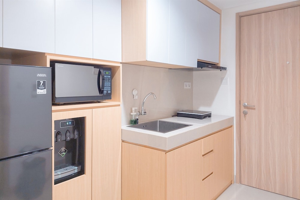 Modern Look 1Br Without Living Room At Bintaro Embarcadero Apartment