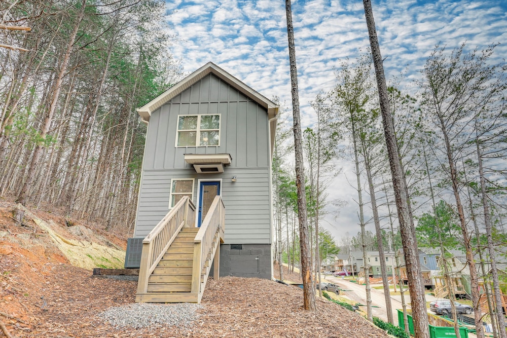 Ideal Location & Mountain Views: Chattanooga Home!