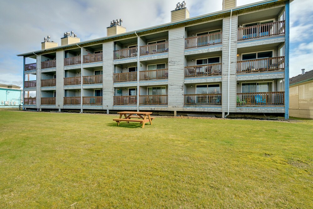 Walk to the Beach: Ocean Shores Condo! view 5