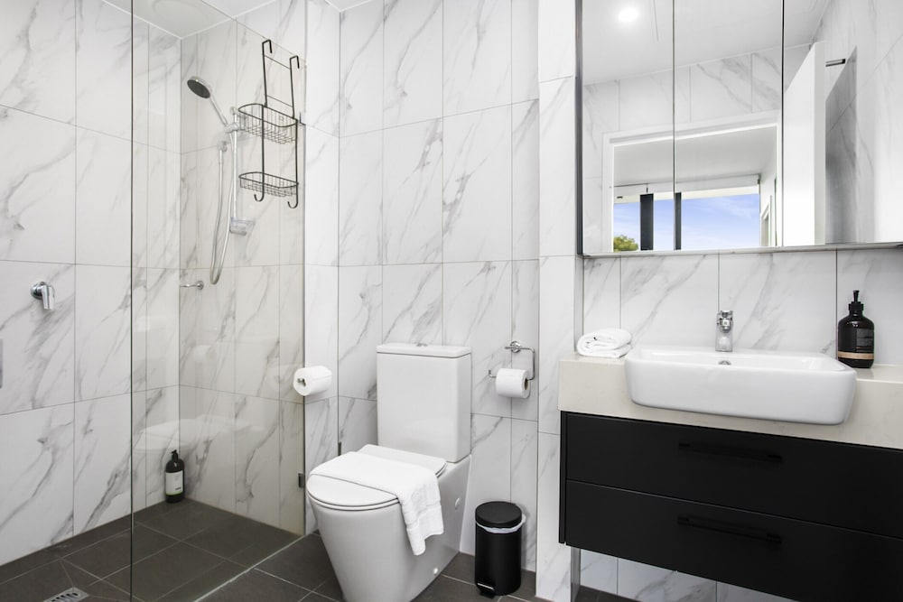 Boutique Unit With Huge Terrace Near Cafes & Shops