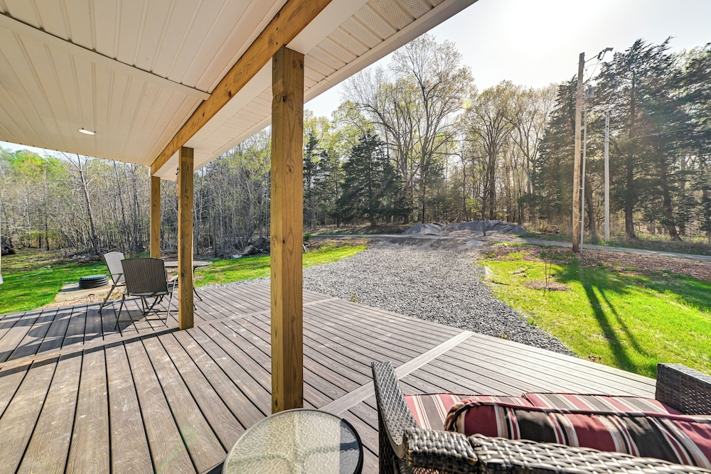 4 Mi to Lake Barkley: Pet-friendly Home w/ Hot Tub