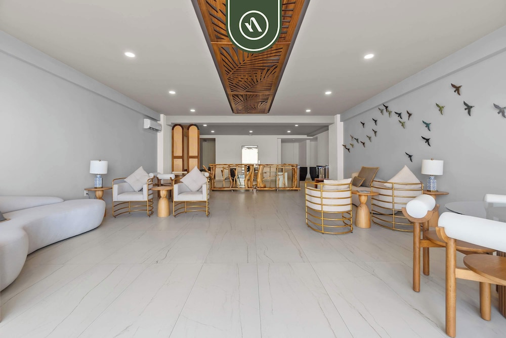 Tropical 2 BR Retreat - Close to the Beach - Pool