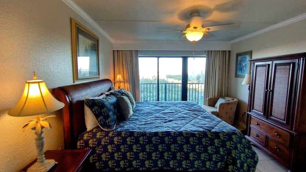 Continental 101 Minium 2 Bedroom Condo by RedAwning view 3