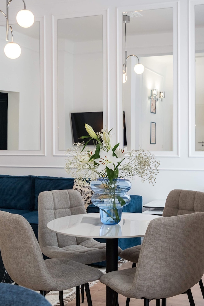 Elegant & Bright 2BR Condos - Steps from Old Town