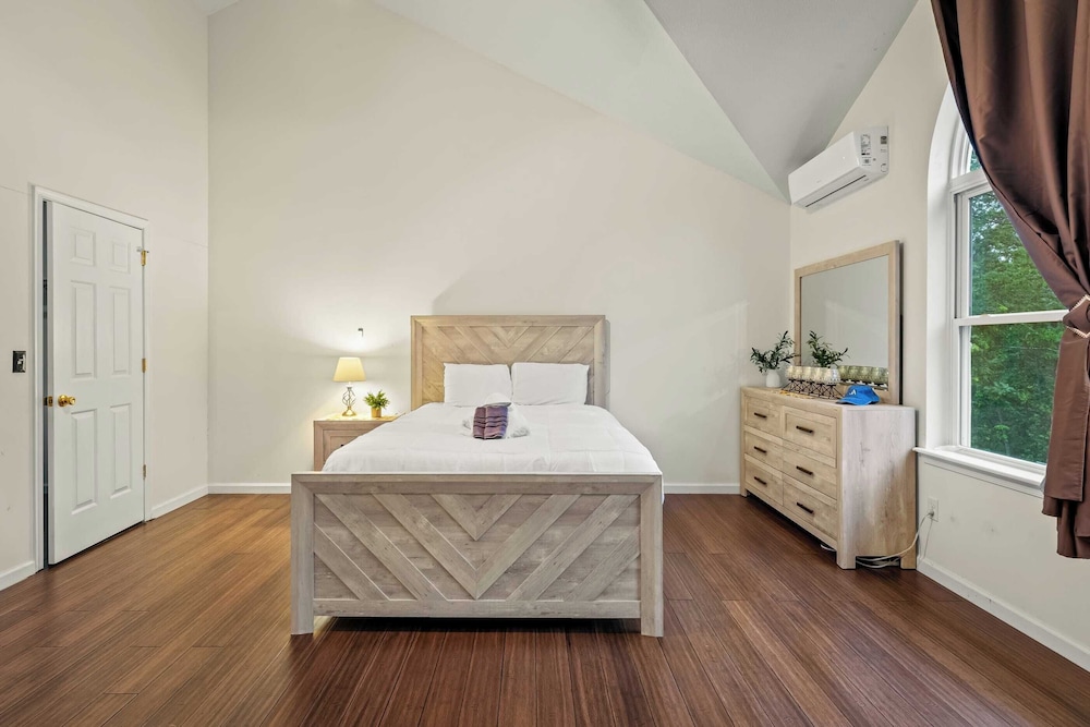 Birch Hollow by Avantstay Cozy Poconos Home w/ Fireplace, Soaking Tub & Kids Play Area
