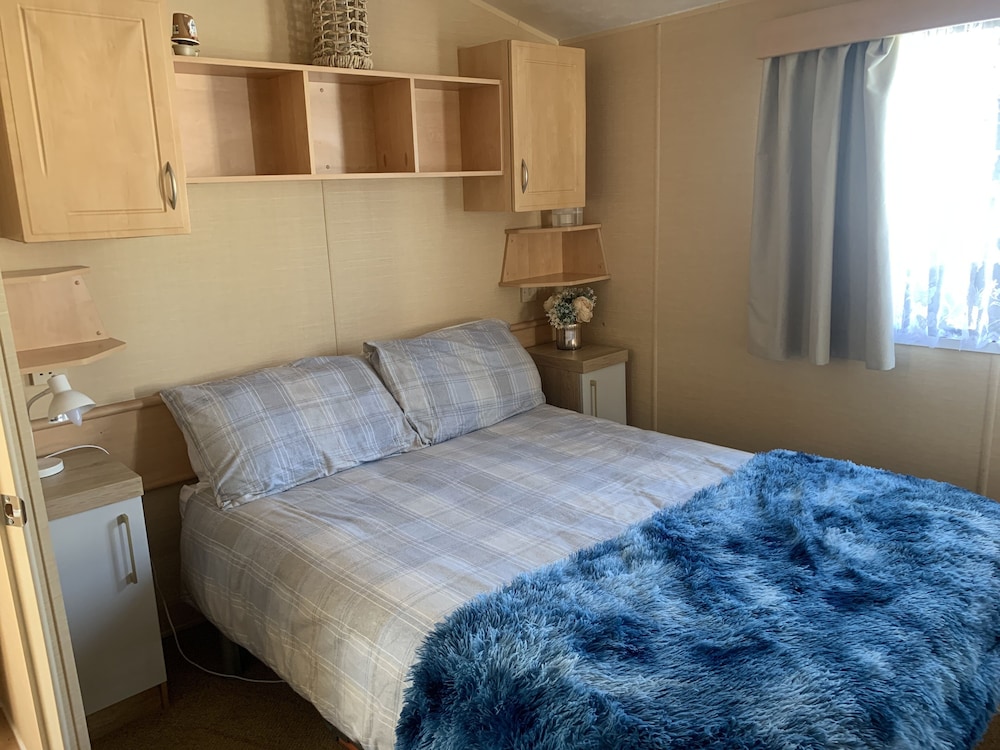 Lovely 2 Bed Chalet in Clacton-on-sea view 4
