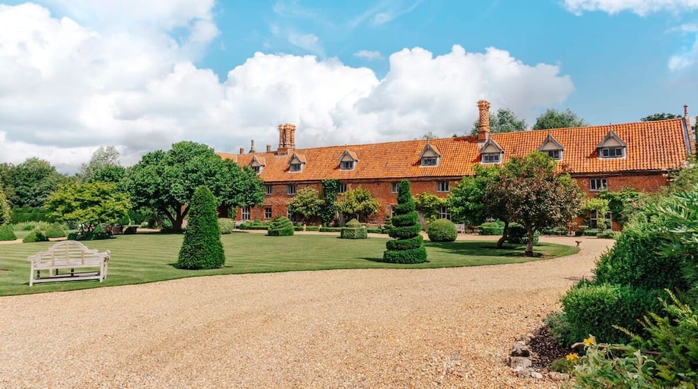 Lavish Tudor Estate Gardens - Sleeps 25 view 5
