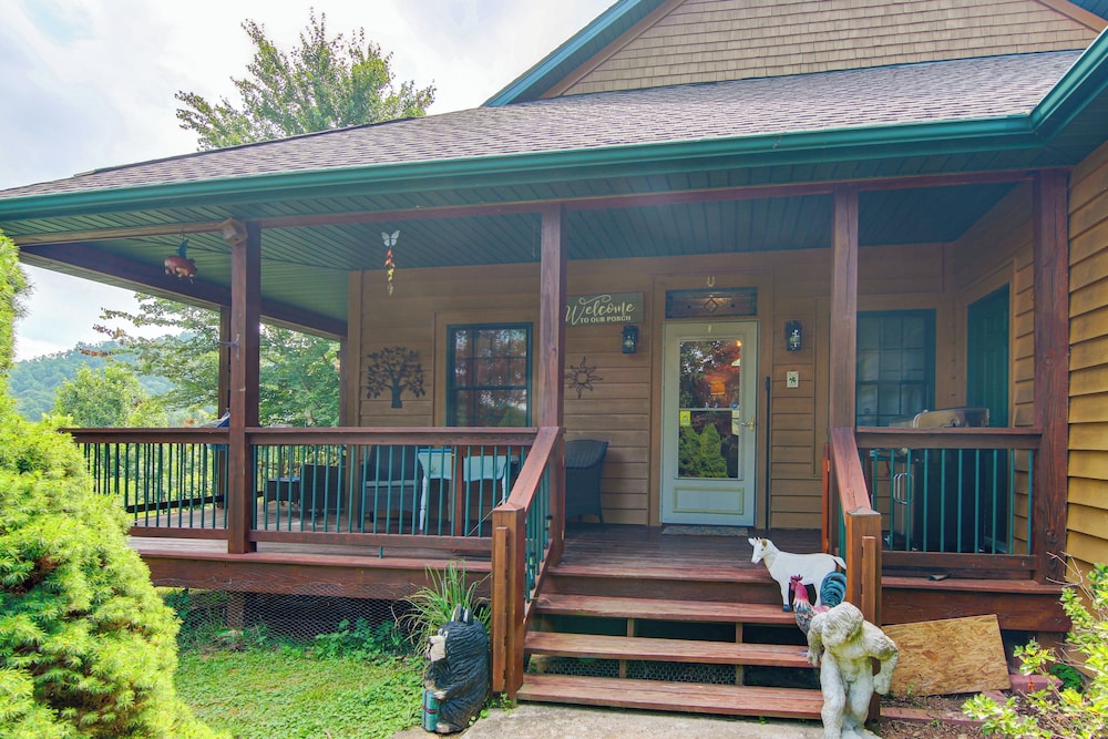 Wraparound Porch w/ Views: Blue Ridge Mtn Gem!
