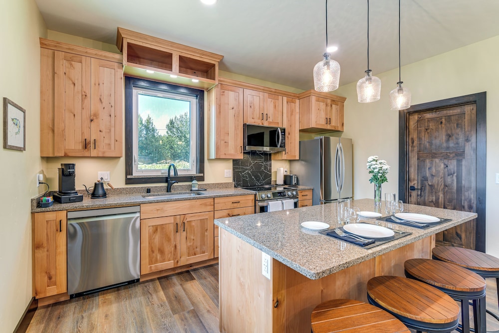 2 Mi to Dtwn Palmer: Custom Valley Home w/ Garage