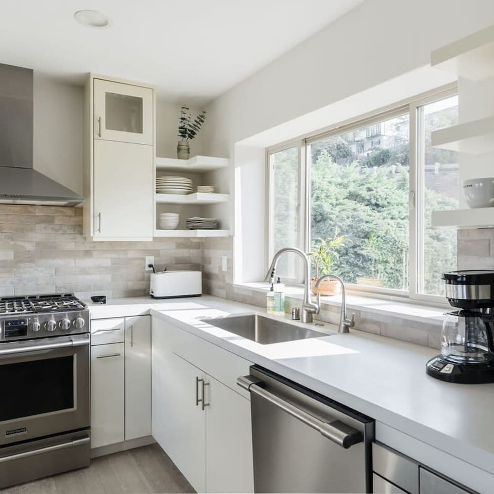 Spacious and Bright 5-bedroom Oasis Pool and Yard