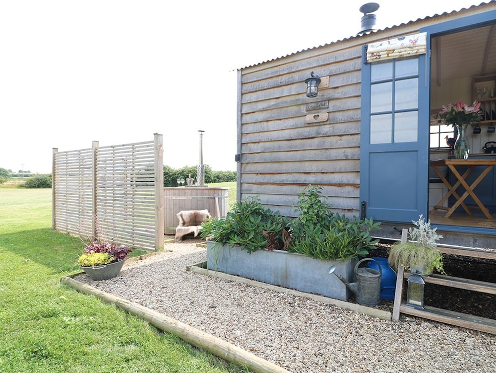 Shepherds Hut-wellnessspa-woodburner- Hottub-wifi
