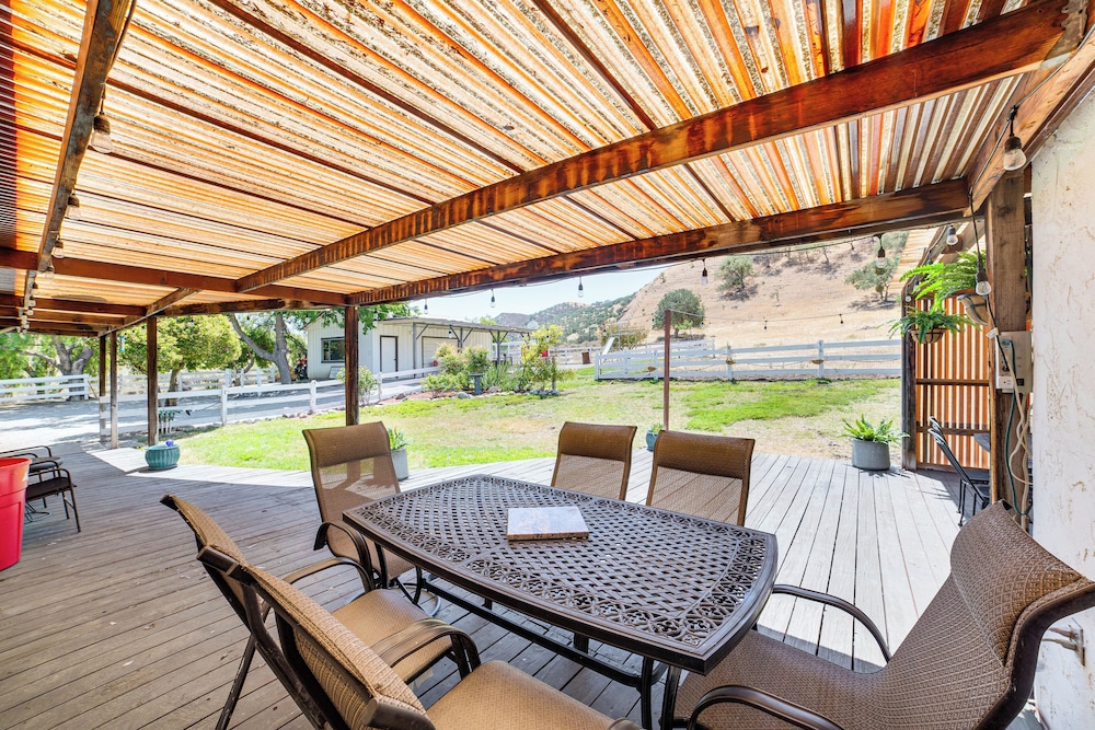 Fenced Yard & Outdoor Bar: Hillside Paicines Home!