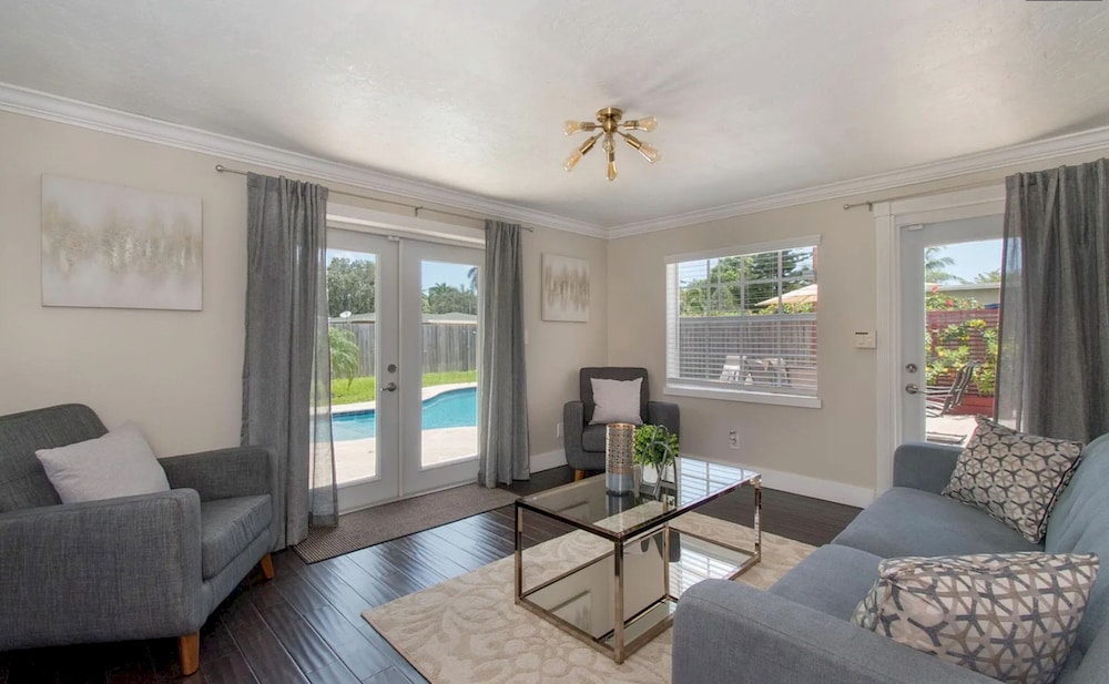 Sunlit Escape 3BR 2BA w Private Pool Backyard
