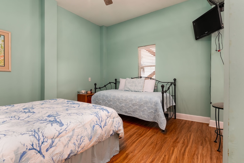 Breezy Decks - 601 Hernando Pl 4 Bedroom Home