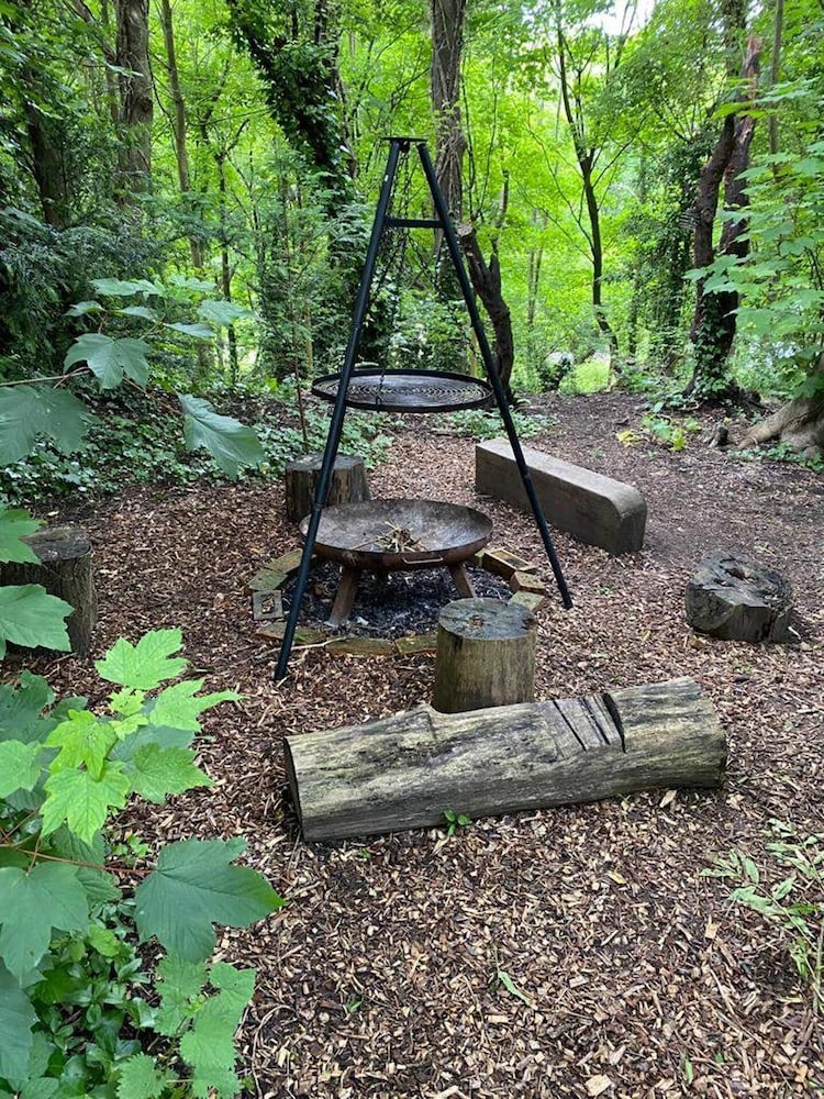 Woodland Cabin Retreat in Alfriston - hot tub