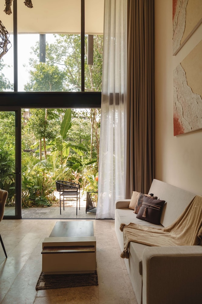Beautiful Jungle Loft With Rooftop Pool and Gym