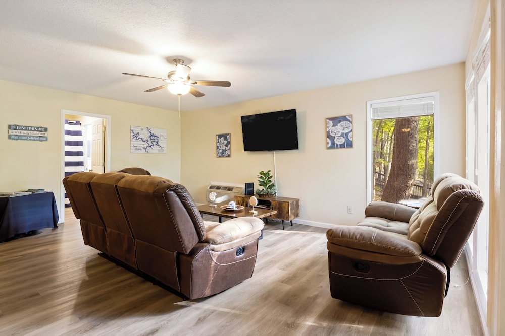 Home w/ Deck, Grill, W & D: Close to Resort & fun