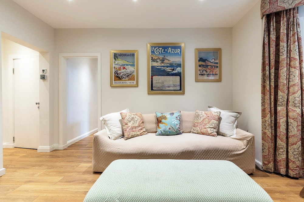 Elegant Two Bedroom Flat in Redcliffe Gardens