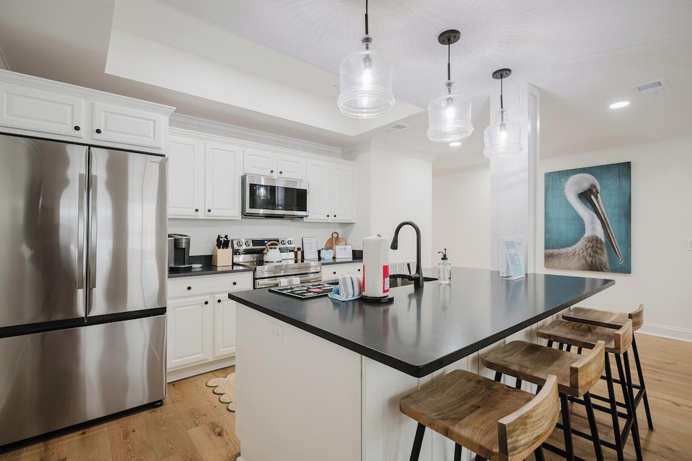 Lowcountry Landing! 3-story Townhouse in Old Town's Promenade
