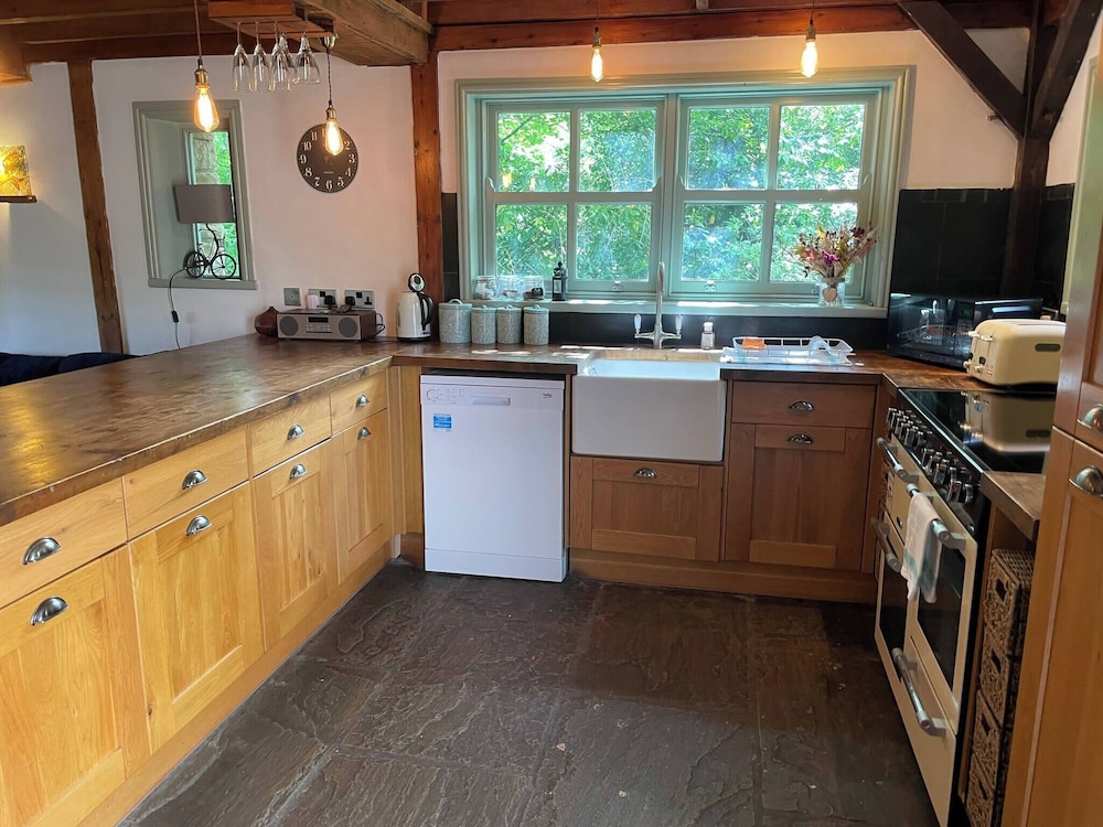 ๐ฟ Quaint Country Cottage With Valley Views, Dog-friendly & Horse-friendly