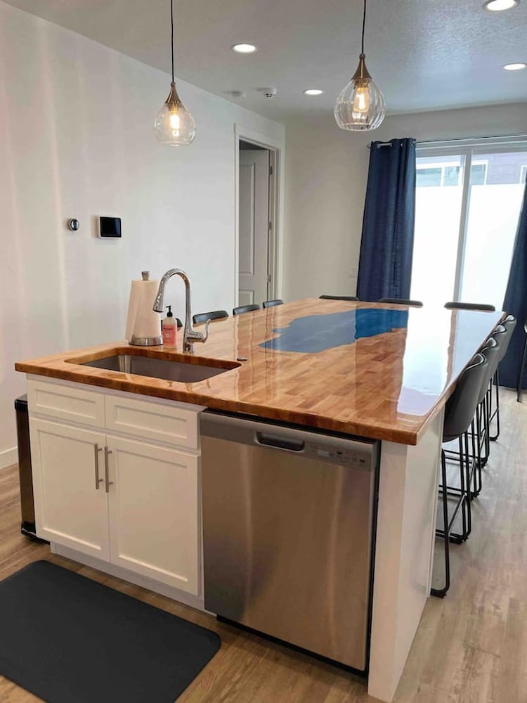 Bear Lake Table Downtown Garden City Townhome