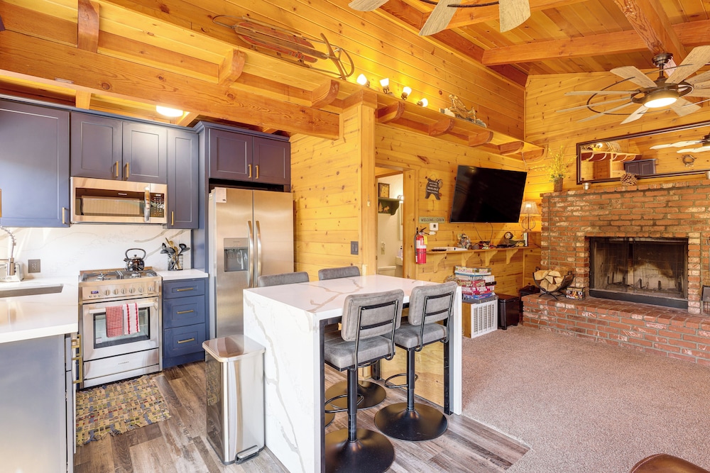 1 Mi to Skiing: Mtn-view Cabin in Big Bear Lake