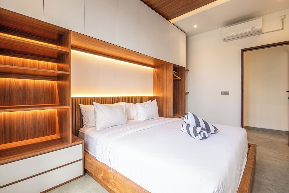 Elegant 5BR Canggu Villa 400m to Pristine Beach