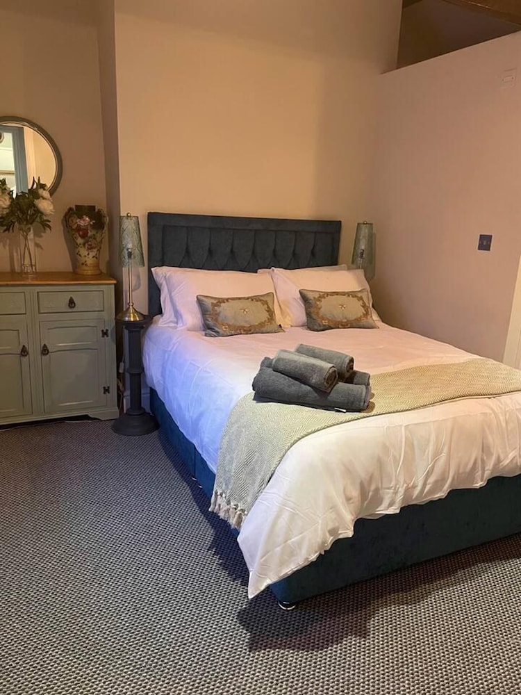 5 Bed House - Sleeps 12 - Pets - Parking view 4