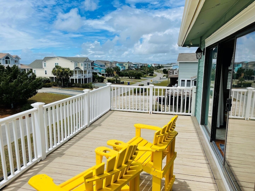 Fore Shore West- 4 Bedroom Home by RedAwning