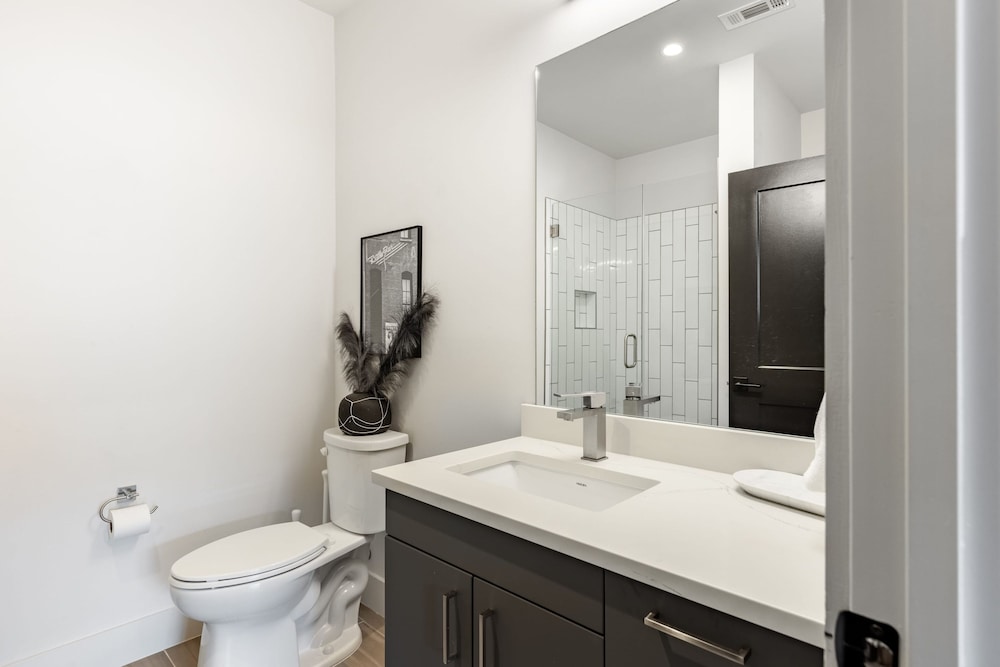 Prime Walkable Midtown Location Pool Gym Outlaw s Den by Avantstay
