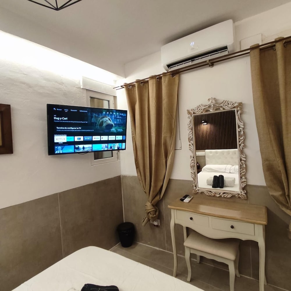 House with 9 private rooms