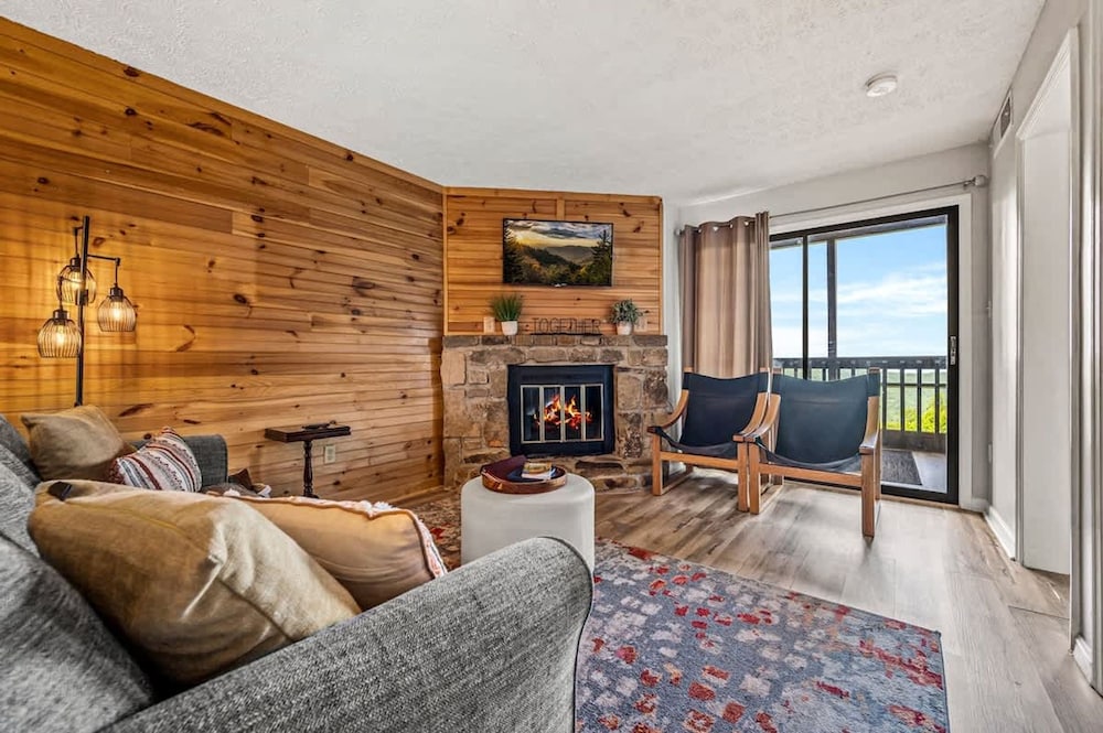 Two Bed Room Condo Mountain Views Indoor Pool